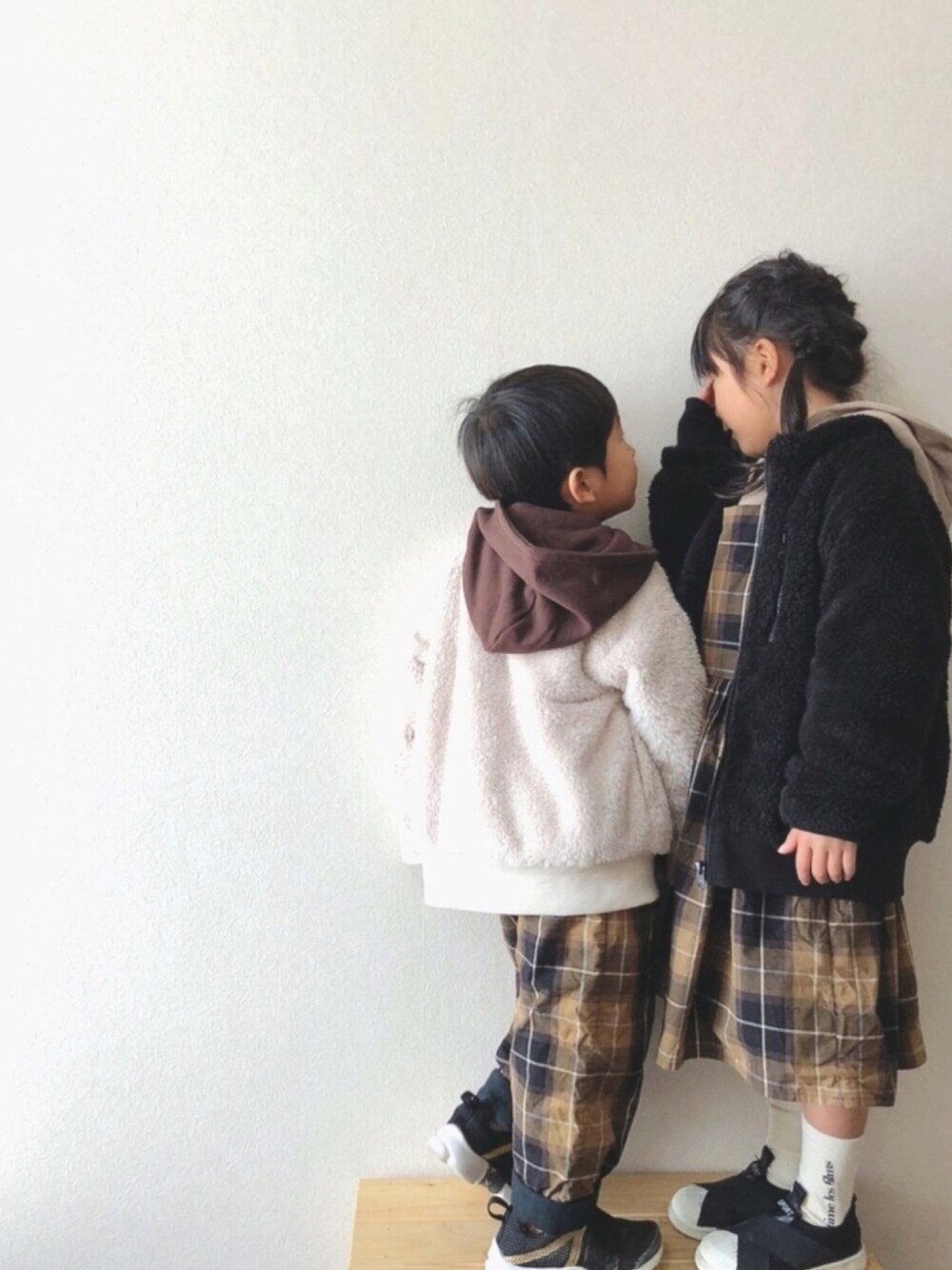 「冬アウター着回しチャレンジ、キッズファッション、ハンドメイド、hokkoriko、エプロンワンピース、リバーシブル、おそろいコーデ、リンクコーデ、パーカー」｜「devirockのスウェットワイドシルエット長袖プルパーカー（パーカー、ブラウン系）」を使った、marionさん（キッズ・110cm）の冬コーディネートの1枚目の写真