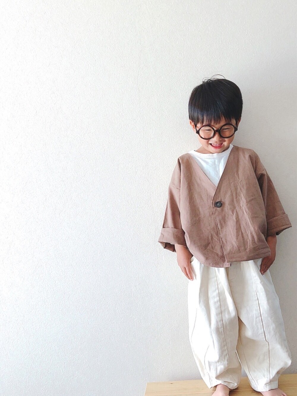 「オーバーサイズ、おうちファッション、ノーカラージャケット、ハンドメイド、hokkoriko」｜「monmimiのアイテム（デニムパンツ、ホワイト系）」を使った、marionさん（キッズ・110cm）の春コーディネートの1枚目の写真