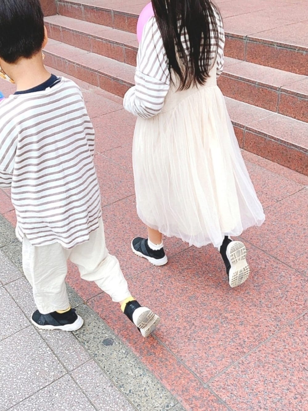 「キッズコーデ、シェフパンツ、ハンドメイド、hokkoriko、姉弟、チュールワンピ、monmimi、スニーカー、カジュアルコーデ」｜「devirockのゆるっとボーダー長袖Tシャツ（Tシャツ/カットソー、ベージュ系）」を使った、marionさん（キッズ・125cm）の春コーディネートの1枚目の写真