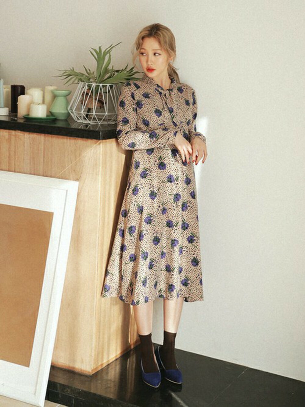 ベージュ系のワンピース、ブルー系のパンプスを着用したレディースの冬コーディネートの1枚目の写真