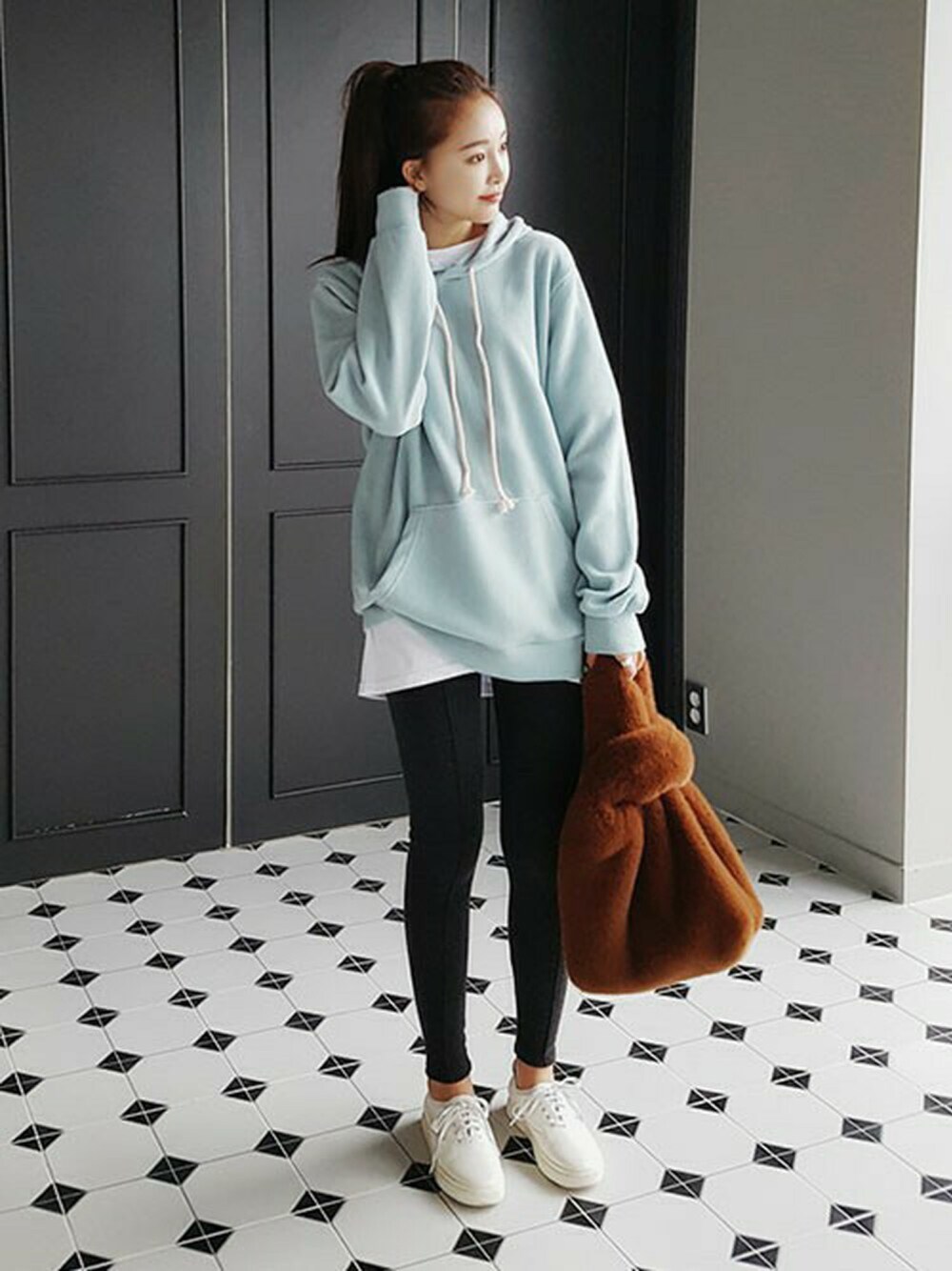 ブルー系のパーカー、グレー系のその他パンツ、ホワイト系のTシャツ/カットソーを着用したレディースの冬コーディネートの1枚目の写真