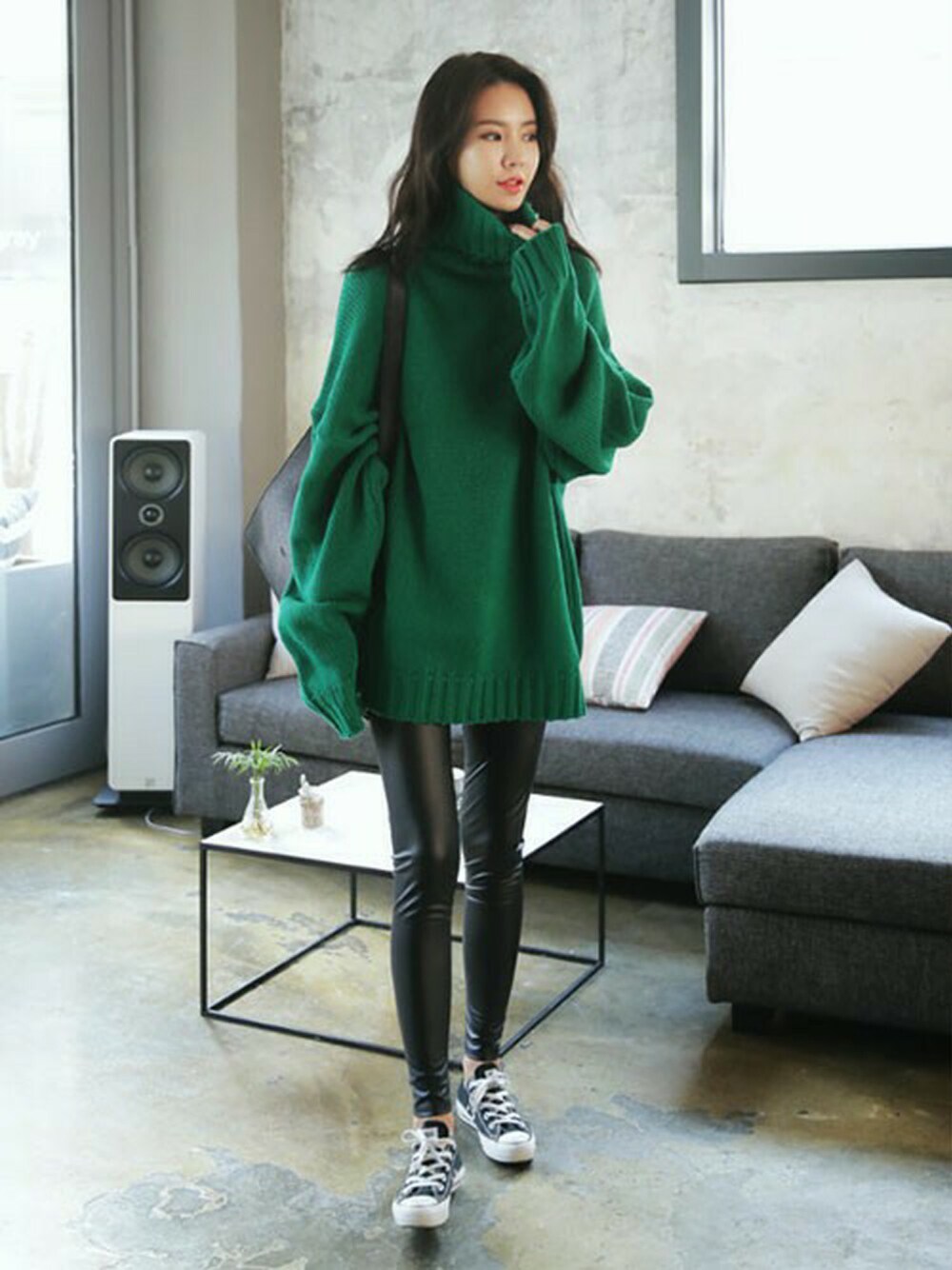 グリーン系のワンピース、その他のTシャツ/カットソー、ホワイト系のトップスを着用したレディースの冬コーディネートの1枚目の写真