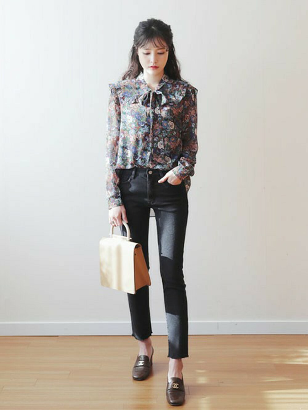 ブラウン系のシャツ/ブラウスを着用したレディースの冬コーディネートの1枚目の写真