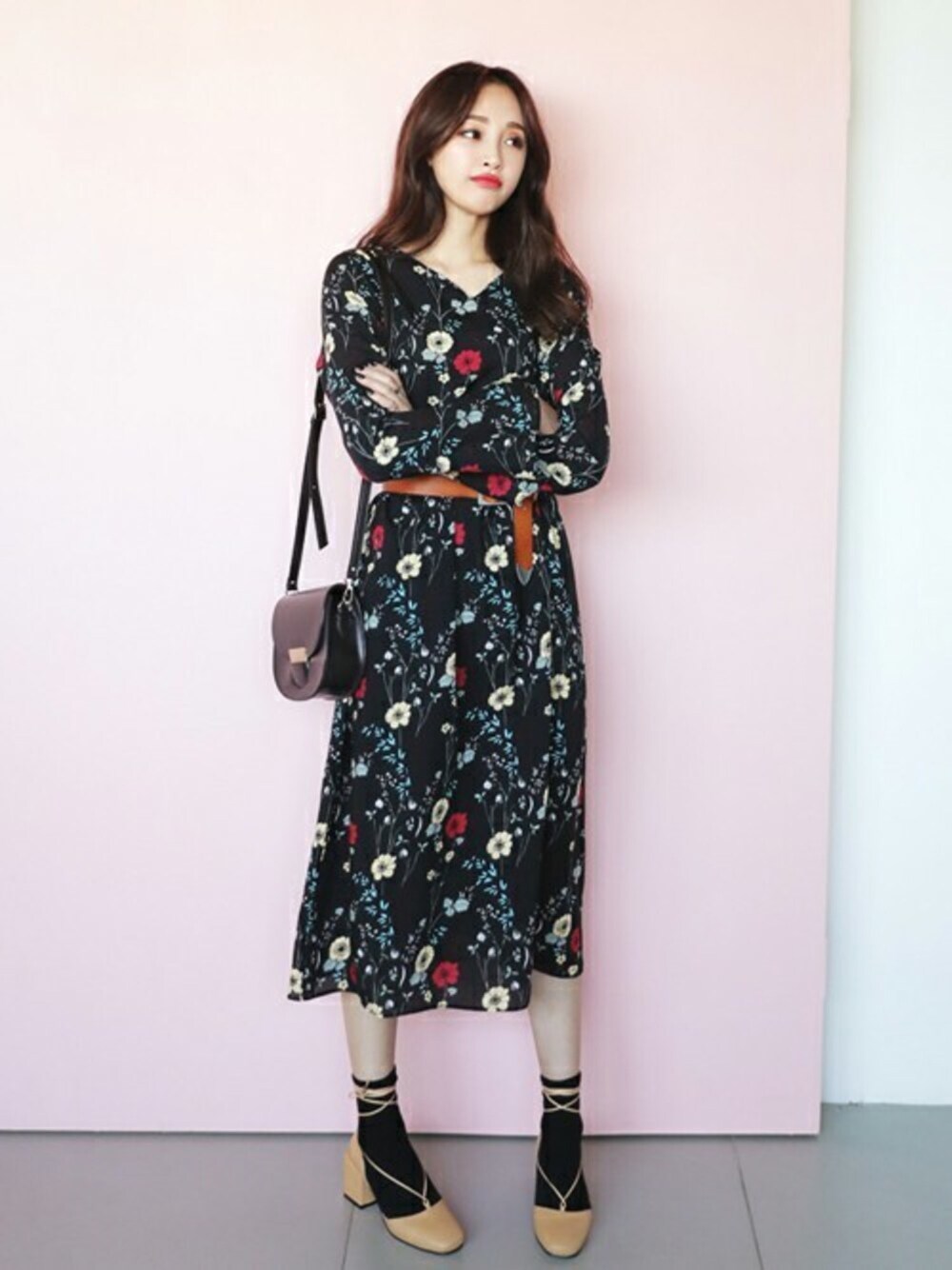 「ワンピース、花柄、dholic、レースアップシューズ、ベルト、ロング丈、春コーデ、coordinate」｜「DHOLICのベルスリーブウエストギャザーフラワーワンピース（ワンピース、ブラック系）」を使った、ディーホリックさん（レディース・165cm）の冬コーディネートの1枚目の写真