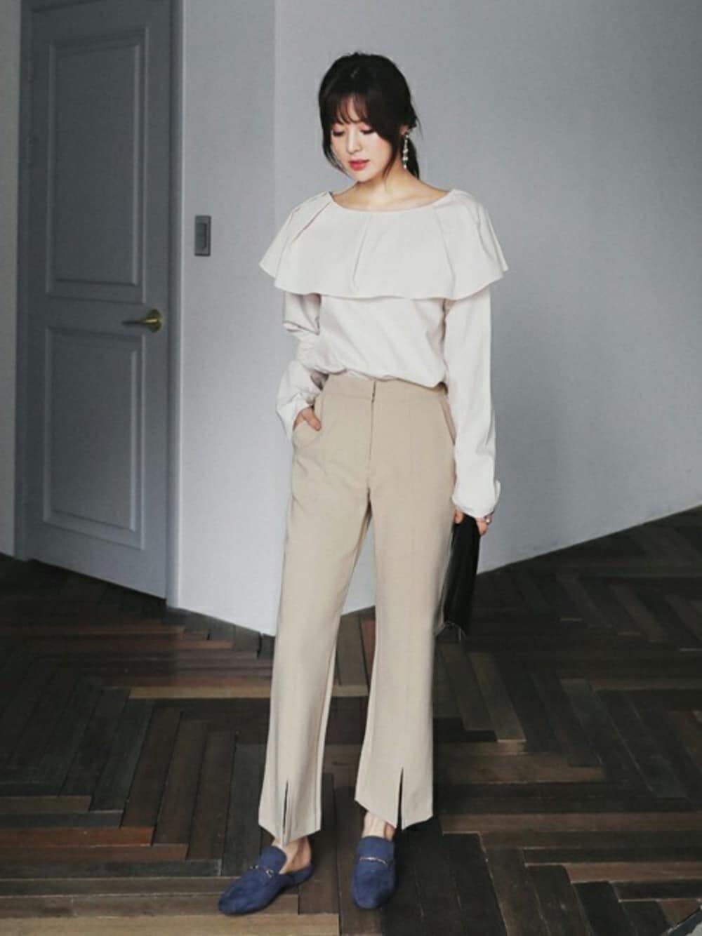 「ブラウス、クラッチバッグ、スラックス、dholic、春コーデ、coordinate」｜「DHOLICのボートネックショルダーラッフルブラウス（シャツ/ブラウス、ベージュ系）」を使った、ディーホリックさん（レディース・169cm）の冬コーディネートの1枚目の写真