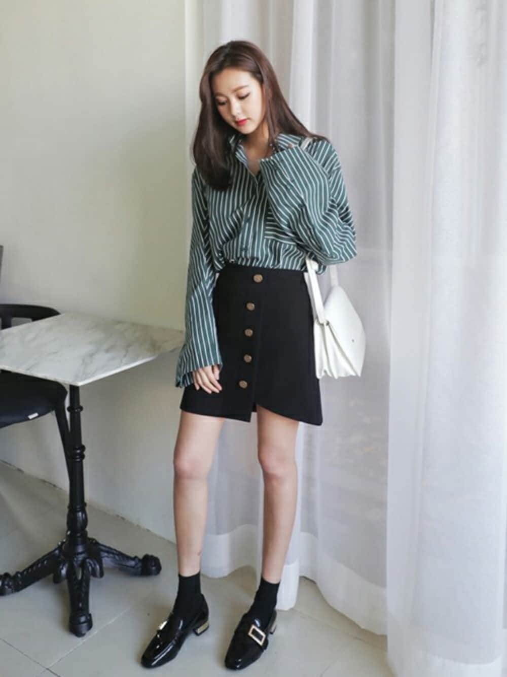 「ローファー、ストライプ、ミニスカート、Aラインスカート、dholic、春コーデ、シャツスタイル、coordinate」｜「DHOLICのワイドスリーブストライプコットンシャツ（シャツ/ブラウス、グリーン系）」を使った、ディーホリックさん（レディース・169cm）の冬コーディネートの1枚目の写真