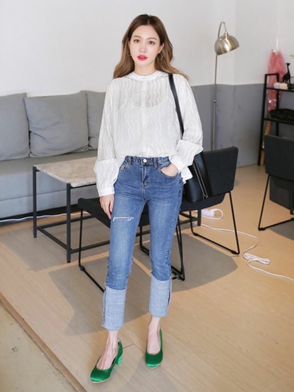 「レース、dholic、大人カジュアル、プチプラ、大人コーデ、春コーデ、プチプラコーデ、レースブラウス、ディーホリック、オトナカジュアル」｜「DHOLICのパンチングレースホワイトブラウス（シャツ/ブラウス、ホワイト系）」を使った、ディーホリックさん（レディース・160cm）の春コーディネートの1枚目の写真