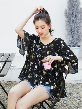 「花柄ブラウス」｜ディーホリックさん（レディース・165cm）の春コーディネート