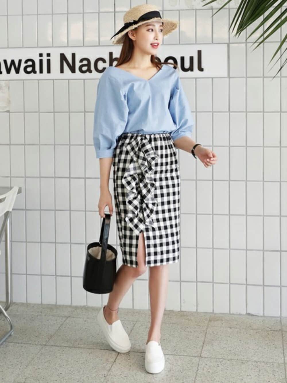 ブルー系のシャツ/ブラウス、その他のスカートを着用したレディースの春コーディネートの1枚目の写真