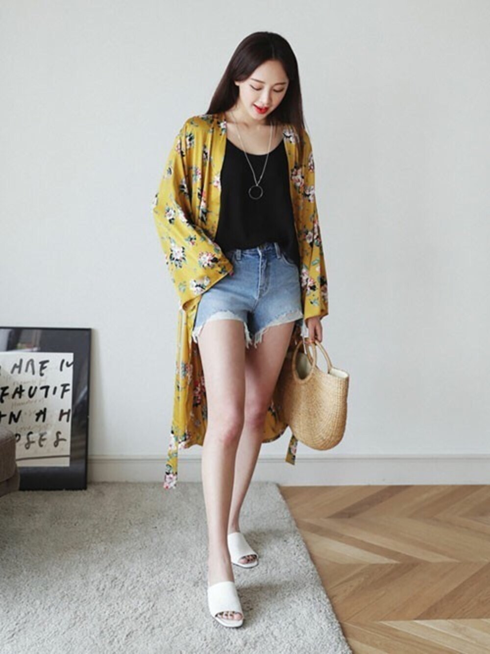 ブルー系のデニムパンツ、イエロー系のその他アウターを着用したレディースの春コーディネートの1枚目の写真