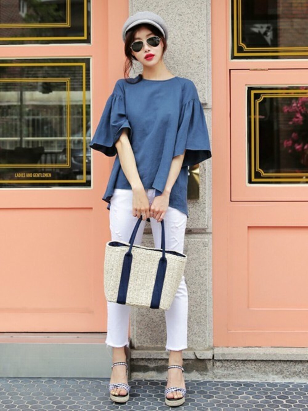 ブルー系のシャツ/ブラウス、その他のサンダル、グレー系のキャスケットを着用したレディースの春コーディネートの1枚目の写真