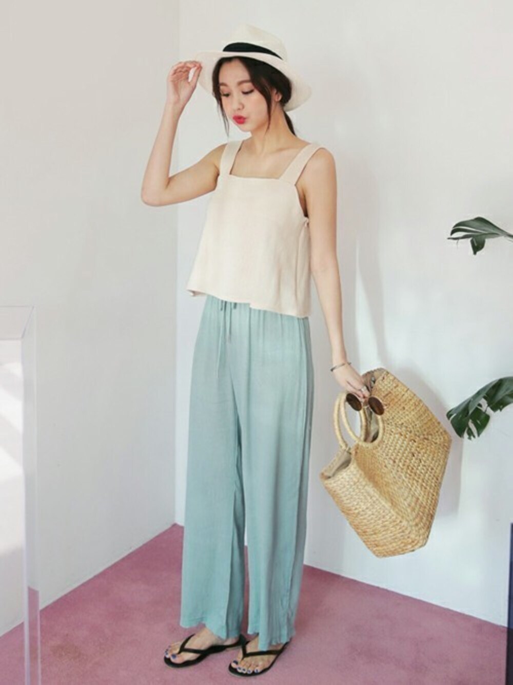 「セットアップ、カジュアル、夏、dholic、ワイドパンツ、タンクトップ、春コーデ、coordinate」｜「DHOLICのスクエアネックスリーブレス&フロントボタンミモレスカートSET（セットアップ、ベージュ系）」を使った、ディーホリックさん（レディース・169cm）の夏コーディネートの1枚目の写真