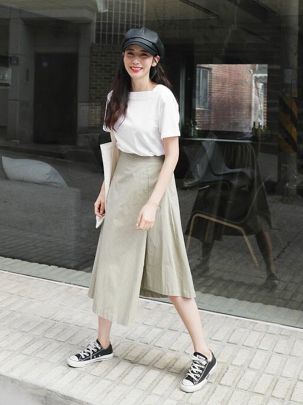 ホワイト系のTシャツ/カットソー、ベージュ系のスカート、その他のTシャツ/カットソーを着用したレディースの夏コーディネートの1枚目の写真