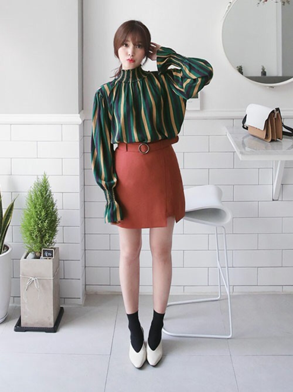 グリーン系のシャツ/ブラウス、ピンク系のスカート、その他のTシャツ/カットソーを着用したレディースの夏コーディネートの1枚目の写真