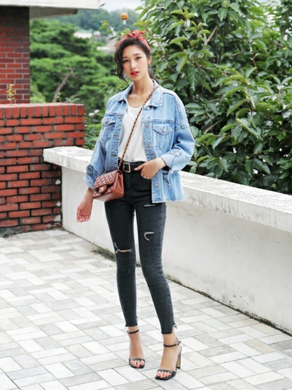 「デニム、デニムジャケット、dholic、パンツスタイル、スキニーデニム、coordinate、秋コーデ」｜「DHOLICのスキニーカットオフデニムパンツ（デニムパンツ、ブラック系）」を使った、ディーホリックさん（レディース・165cm）の夏コーディネートの1枚目の写真