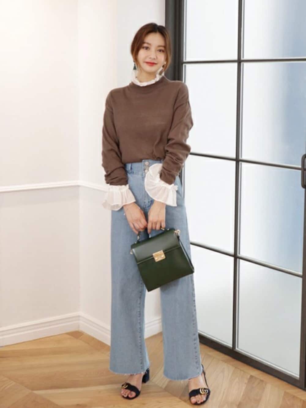 「ニット、デニム、カジュアル、Tシャツ、レース、dholic、レイヤードスタイル、パンツスタイル、coordinate、秋コーデ」｜「DHOLICのカシミヤブレンドニットTシャツ（Tシャツ/カットソー、ブラウン系）」を使った、ディーホリックさん（レディース・169cm）の夏コーディネートの1枚目の写真