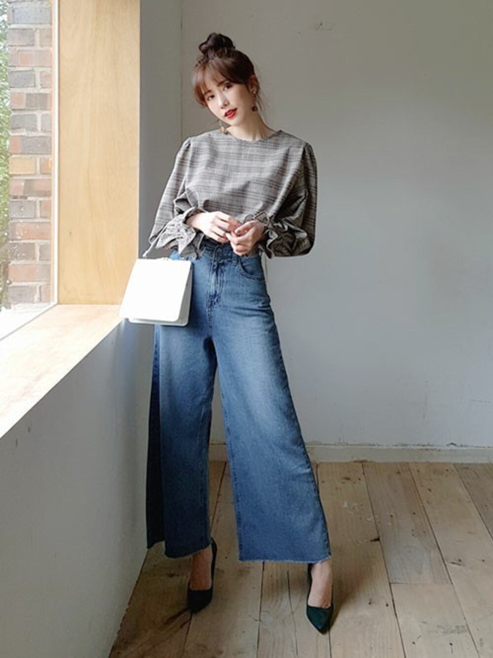 「チェック、秋のコーデ、dholic、大人カジュアル、ワイドパンツ、プチプラ、プチプラコーデ、ディーホリック、オトナカジュアル、ワイドデニム」｜「DHOLICのワイドウォッシュドデニムパンツ（デニムパンツ、ブルー系）」を使った、ディーホリックさん（レディース・165cm）の秋コーディネートの1枚目の写真