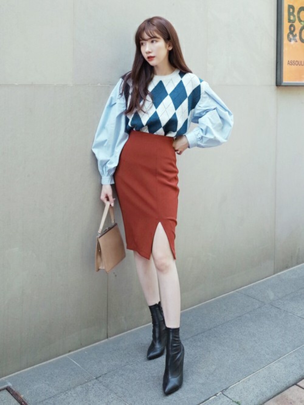 ブルー系のシャツ/ブラウス、ブラウン系のスカートを着用したレディースの秋コーディネートの1枚目の写真