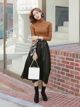 「DHOLIC（ディーホリック）のレザー調ウエストゴムプリーツスカート（スカート）」を使った、ディーホリックさん（レディース・163cm）の秋コーディネート