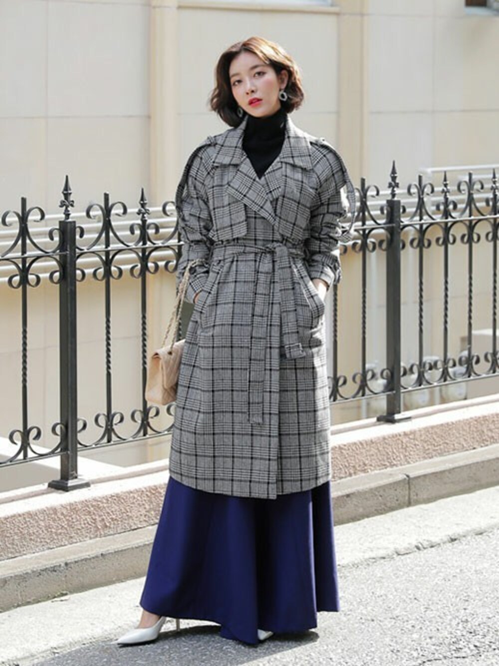 ブラック系のトレンチコート、ホワイト系のその他を着用したレディースの秋コーディネートの1枚目の写真