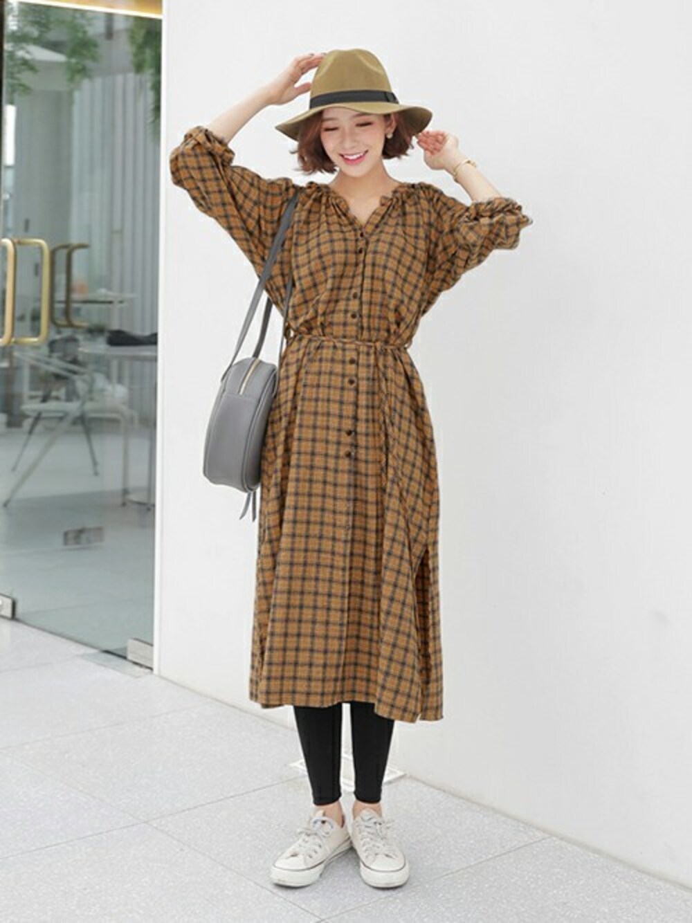 イエロー系のシャツワンピースを着用したレディースの秋コーディネートの1枚目の写真