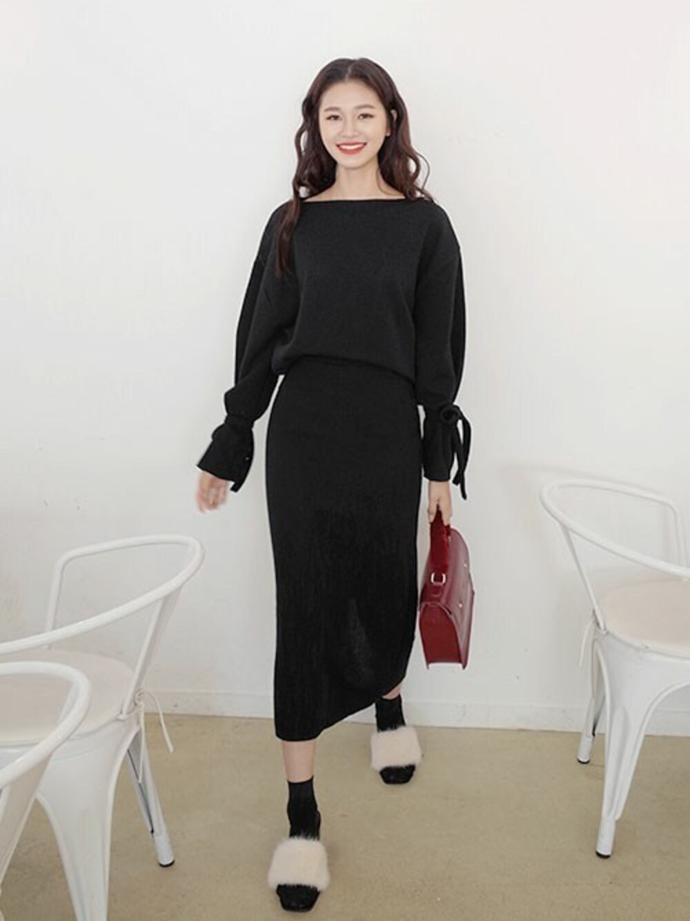 ブラック系のTシャツ/カットソー、その他のTシャツ/カットソー、レッド系のメイクブラシを着用したレディースの秋コーディネートの1枚目の写真