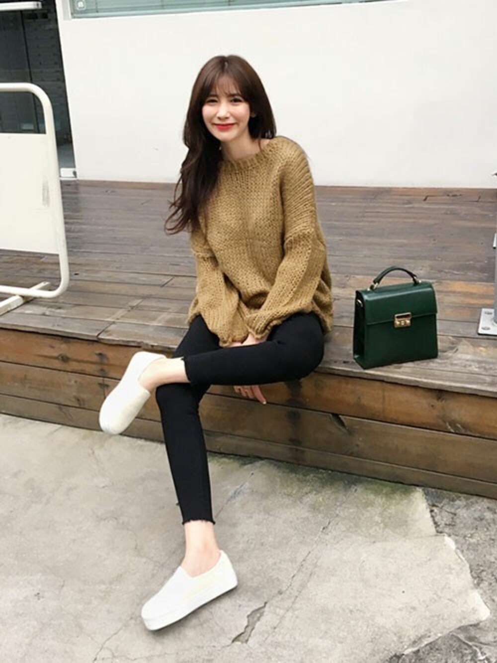 ベージュ系のニット/セーター、ブラック系のその他パンツ、その他のTシャツ/カットソーを着用したレディースの秋コーディネートの1枚目の写真