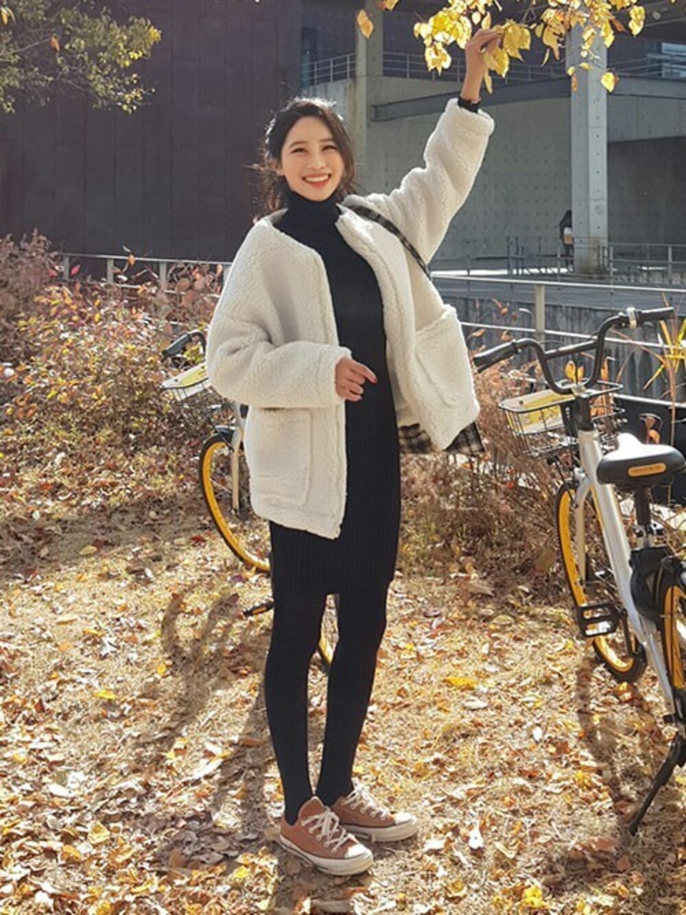 ホワイト系のその他アウター、ブラック系のワンピース、その他のTシャツ/カットソーを着用したレディースの秋コーディネートの1枚目の写真