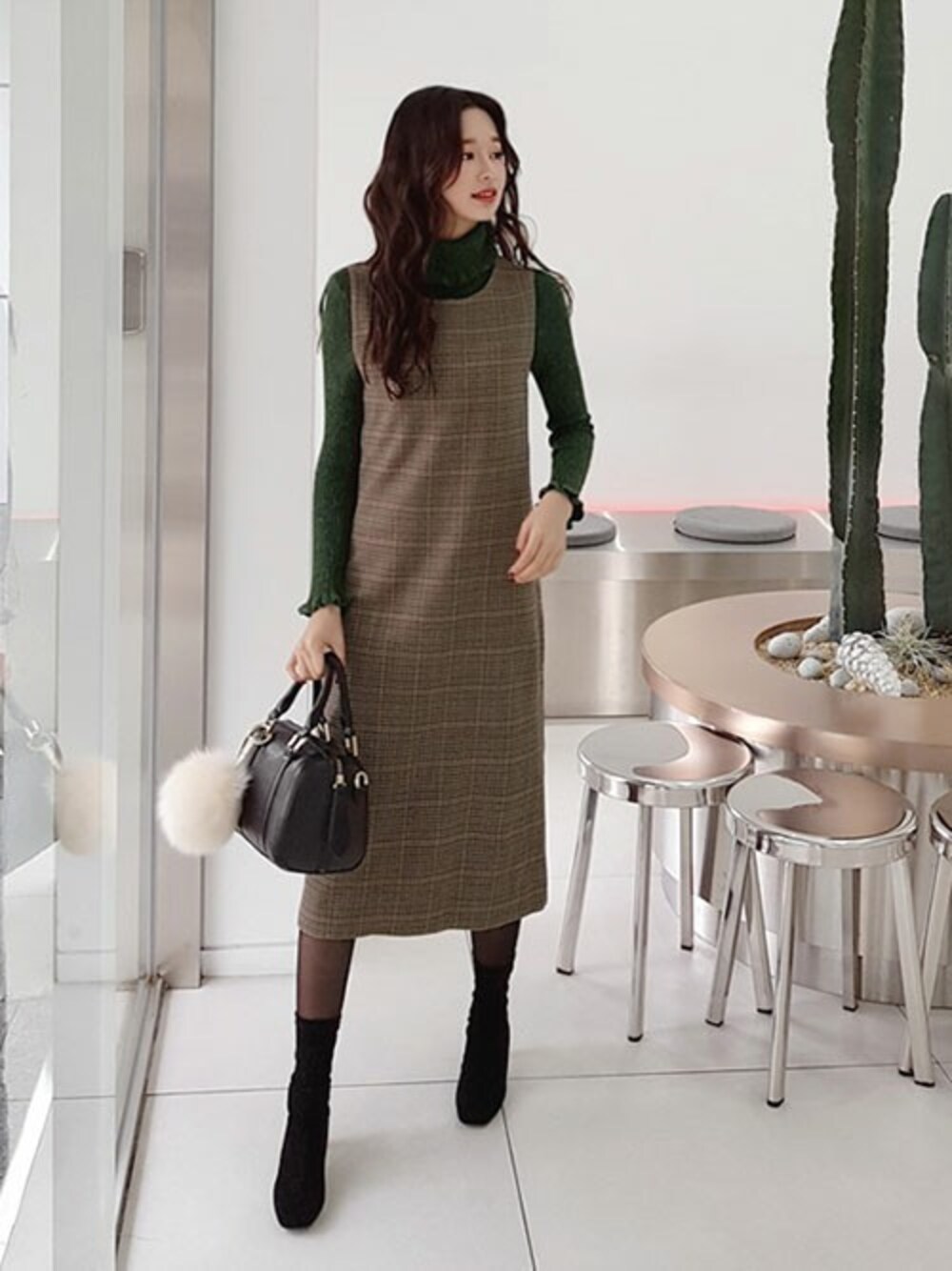 ブラウン系のワンピース、グリーン系のニット/セーター、その他のTシャツ/カットソーを着用したレディースの秋コーディネートの1枚目の写真