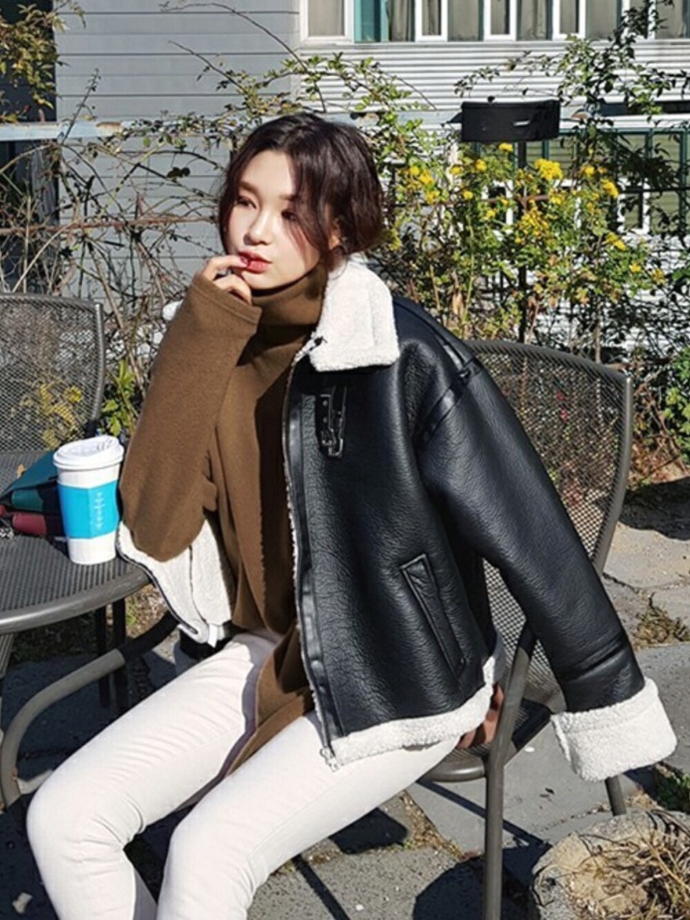 ホワイト系のムートンコート、ブラウン系のTシャツ/カットソー、ホワイト系のその他パンツを着用したレディースの秋コーディネートの1枚目の写真