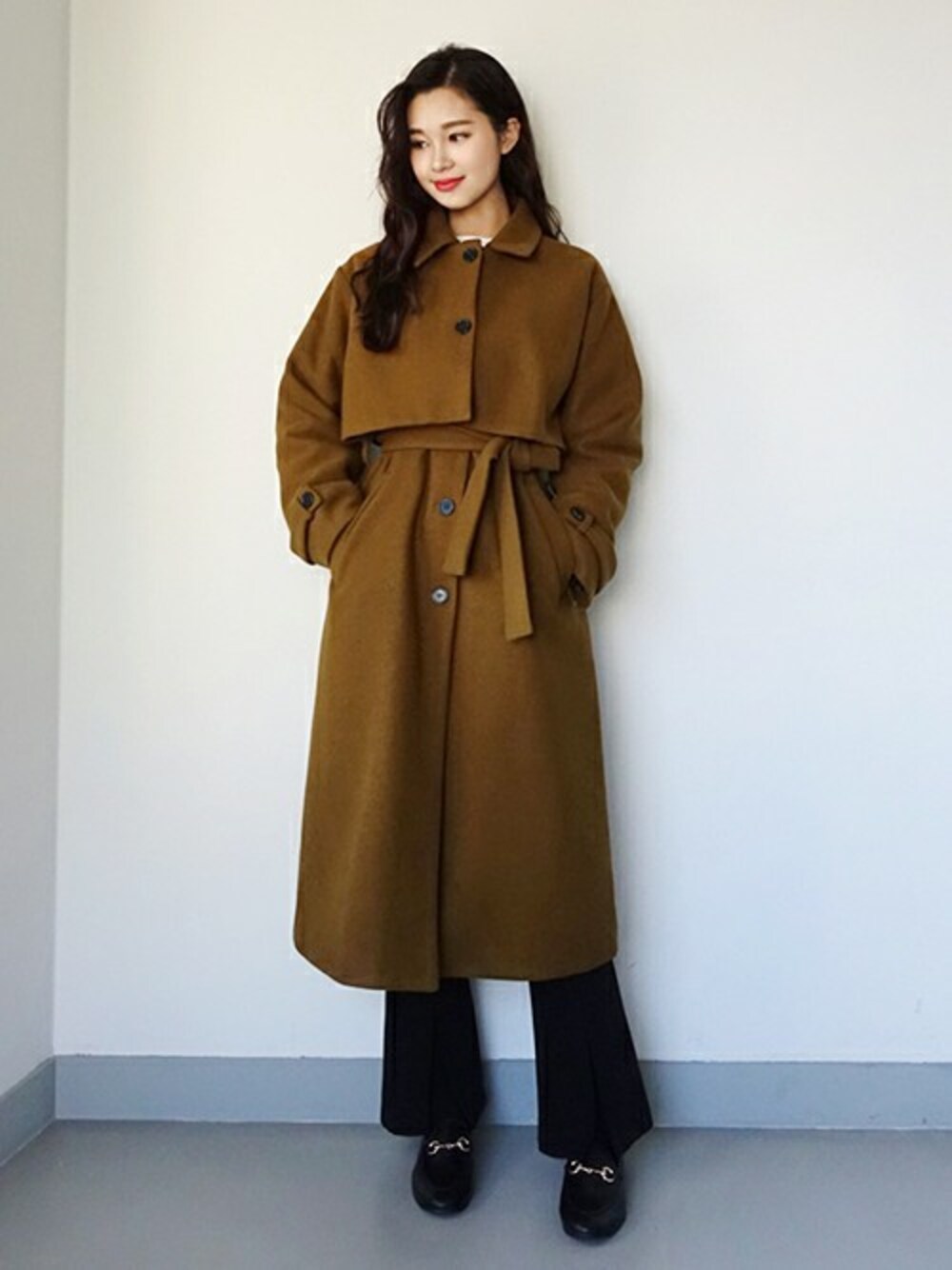 ブラウン系のその他アウター、ホワイト系のTシャツ/カットソーを着用したレディースの冬コーディネートの1枚目の写真