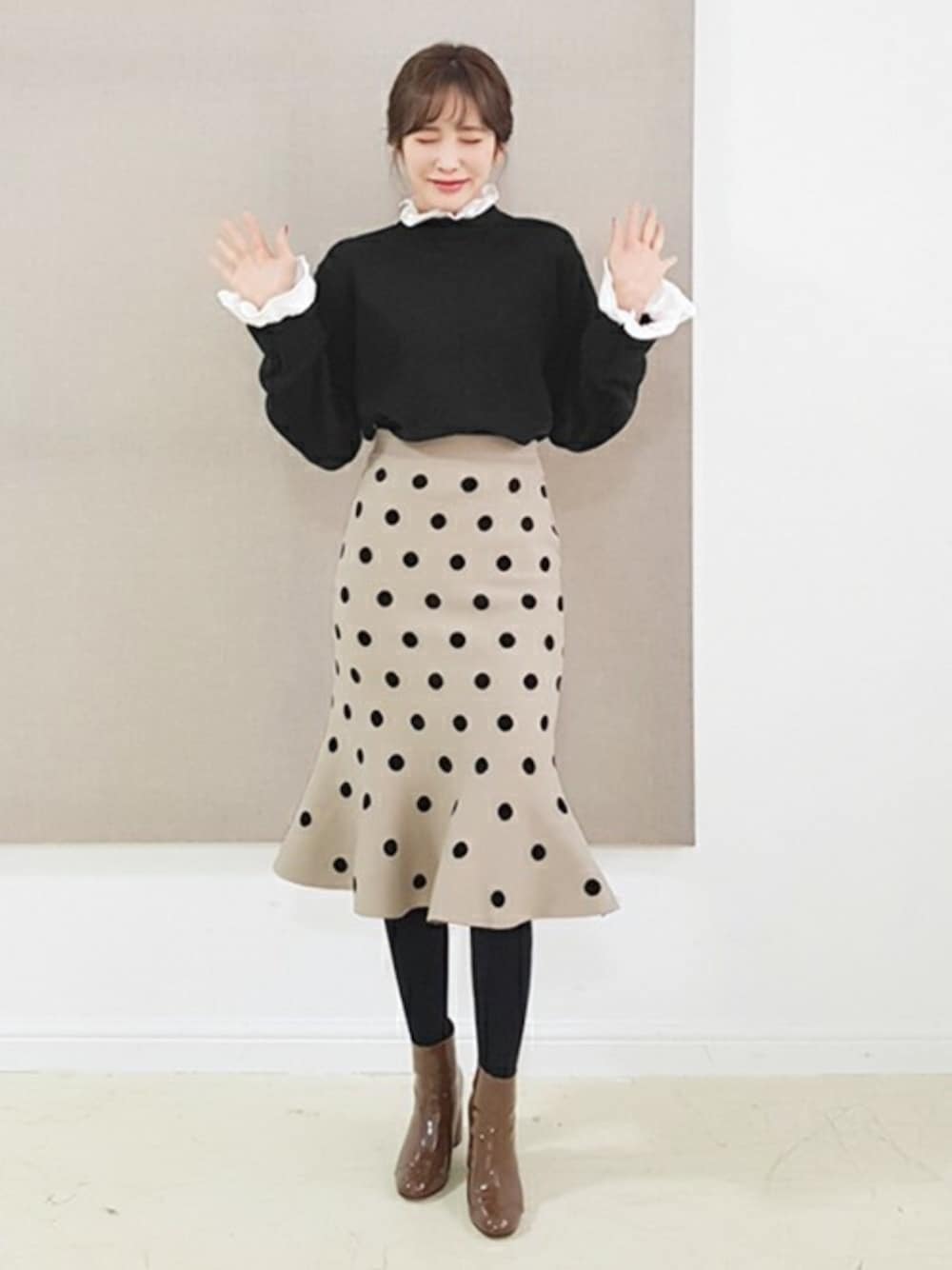 ベージュ系のスカート、ブラック系のシャツ/ブラウスを着用したレディースの冬コーディネートの1枚目の写真