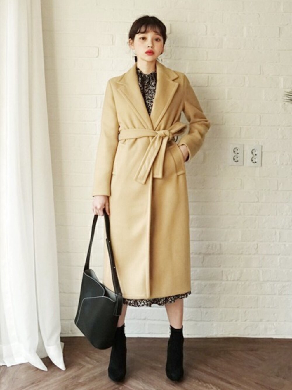 ベージュ系のその他アウター、ブルー系のワンピースを着用したレディースの冬コーディネートの1枚目の写真