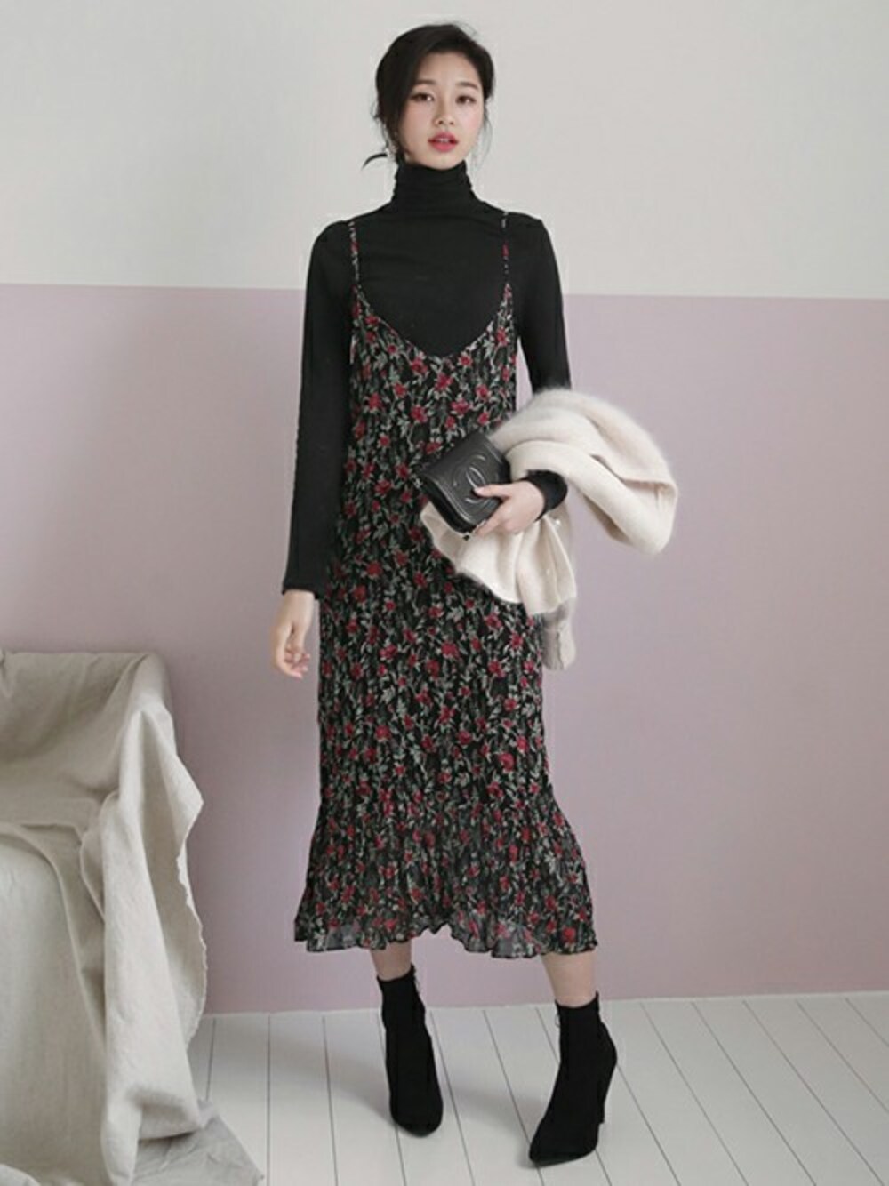 ブラック系のワンピースを着用したレディースの冬コーディネートの1枚目の写真