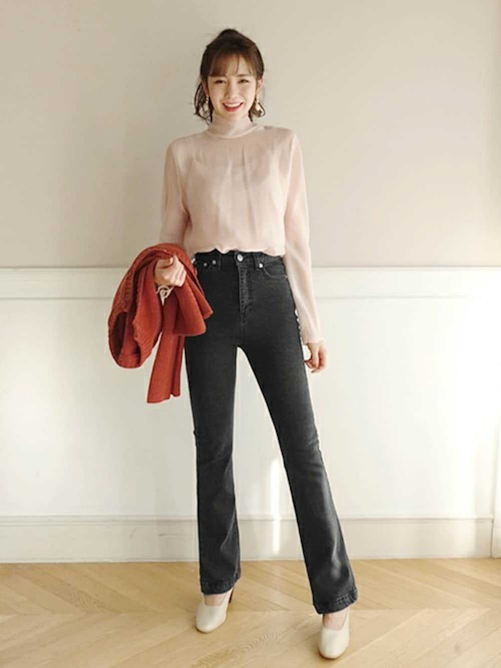 ベージュ系のシャツ/ブラウス、ブラック系のデニムパンツを着用したレディースの冬コーディネートの1枚目の写真