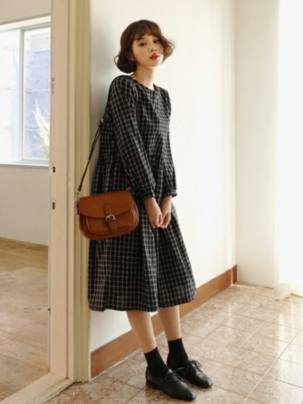 ブラック系のワンピース、その他のその他シューズ、ブラウン系のショルダーバッグを着用したレディースの冬コーディネートの1枚目の写真