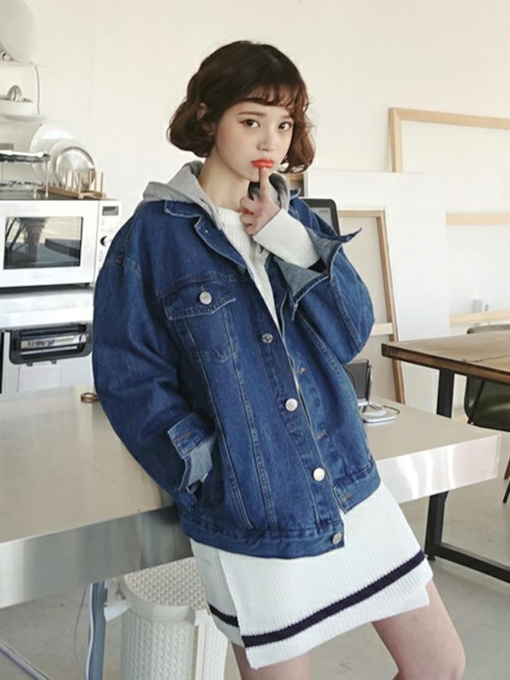 ブルー系のデニムジャケット、ホワイト系のニット/セーター、その他のTシャツ/カットソーを着用したレディースの冬コーディネートの1枚目の写真