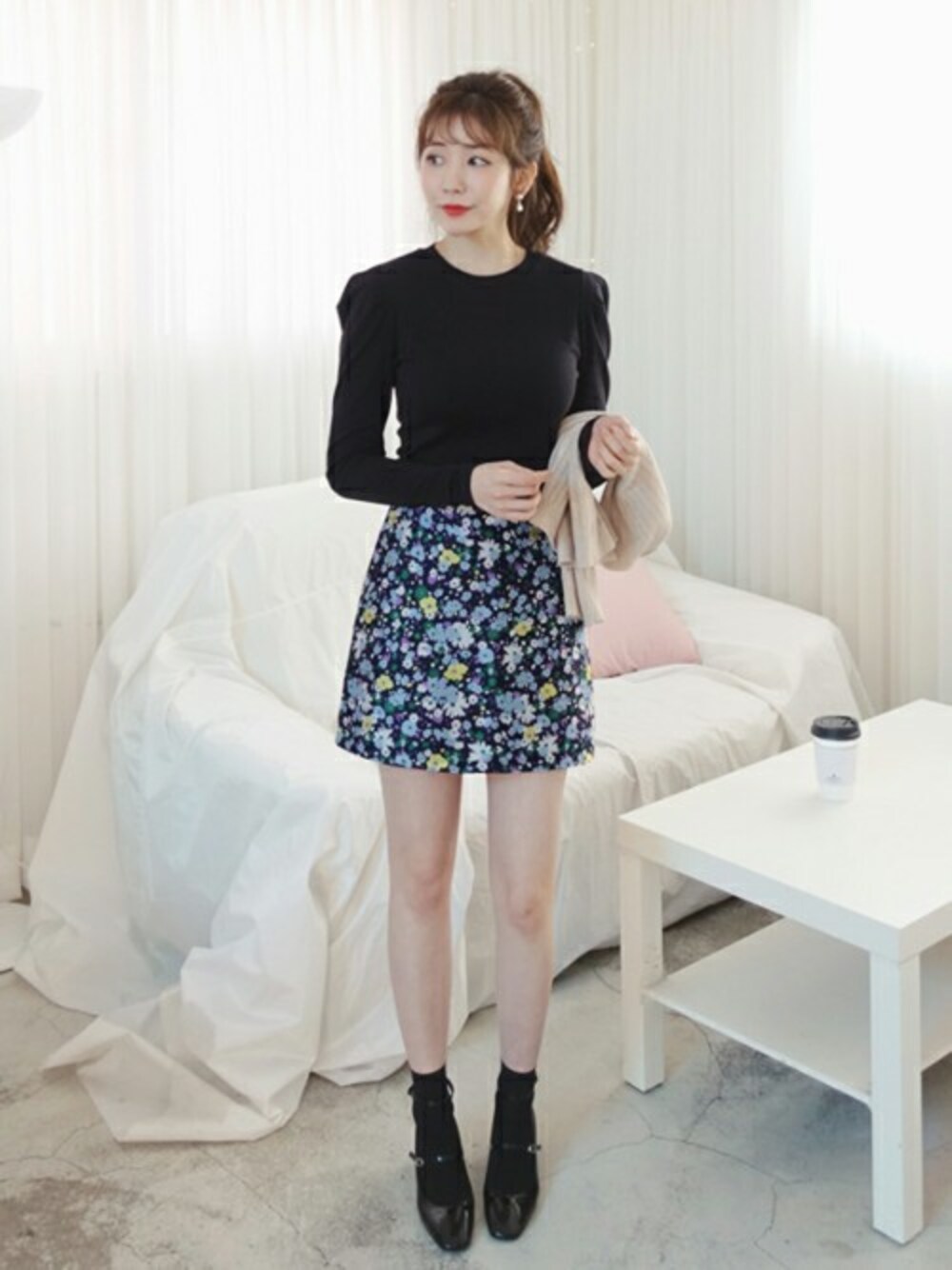 ブラック系のTシャツ/カットソー、ブルー系のスカート、ブラック系のパンプスを着用したレディースの冬コーディネートの1枚目の写真