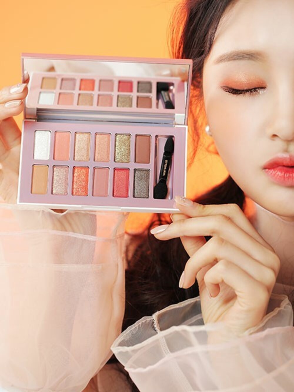 ピンク系のファンデーション、ホワイト系のその他ボディ・ヘアケアを着用したレディースの春コーディネートの1枚目の写真