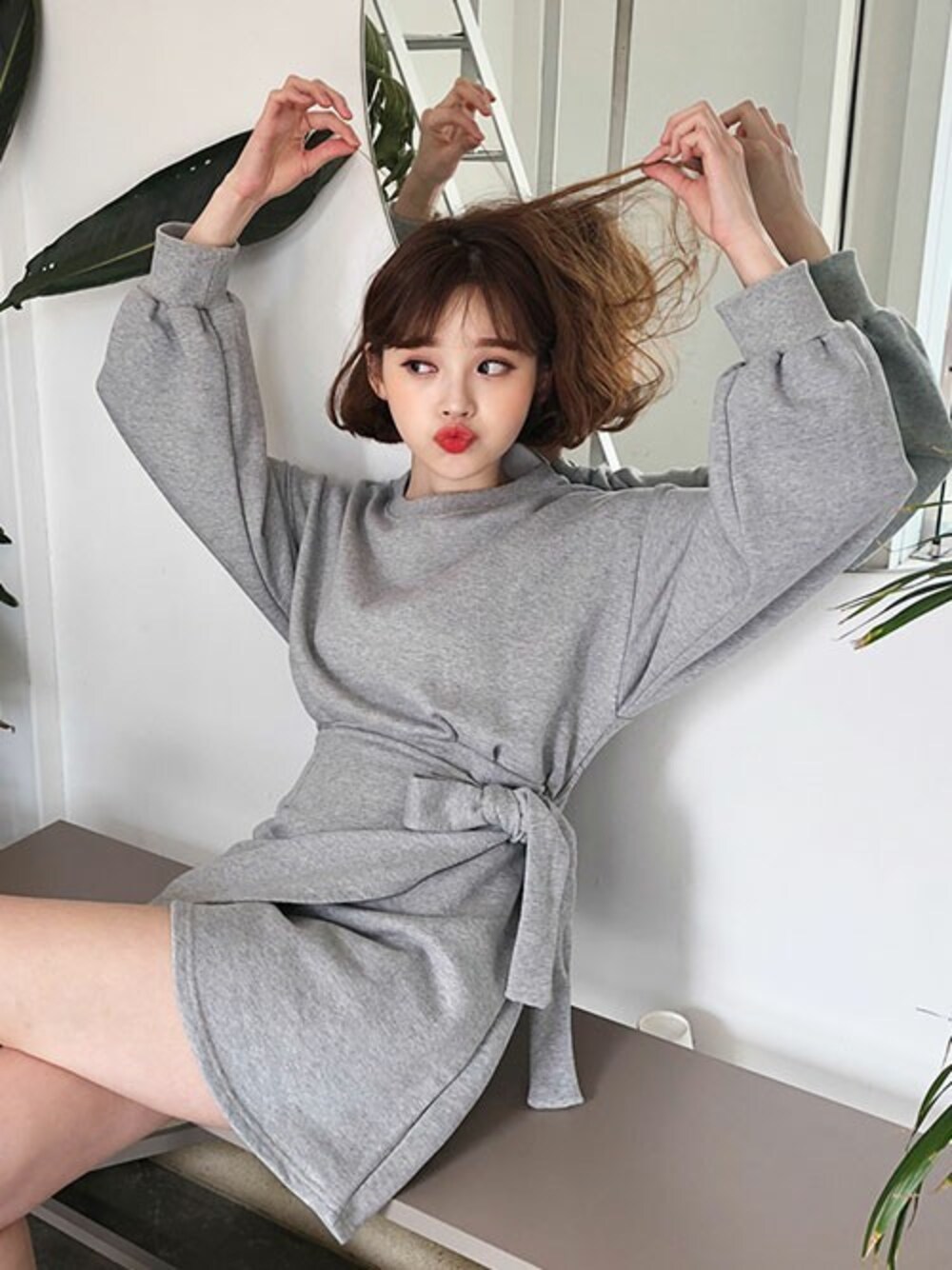 グレー系のワンピースを着用したレディースの春コーディネートの1枚目の写真