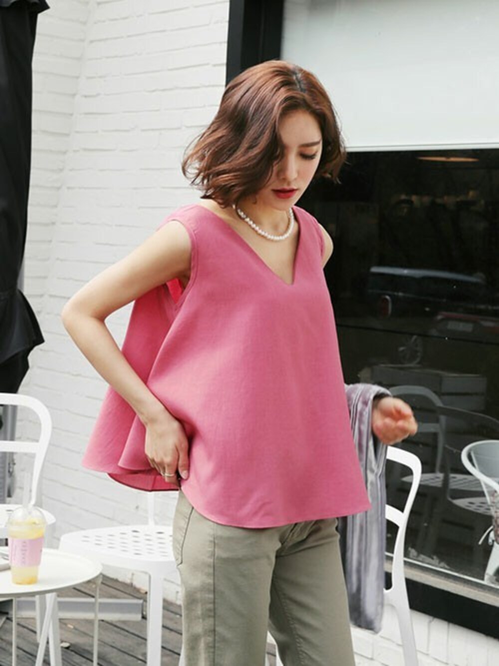 ピンク系のシャツ/ブラウスを着用したレディースの春コーディネートの1枚目の写真