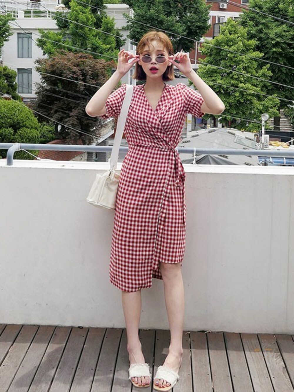 レッド系のワンピース、その他のTシャツ/カットソーを着用したレディースの夏コーディネートの1枚目の写真