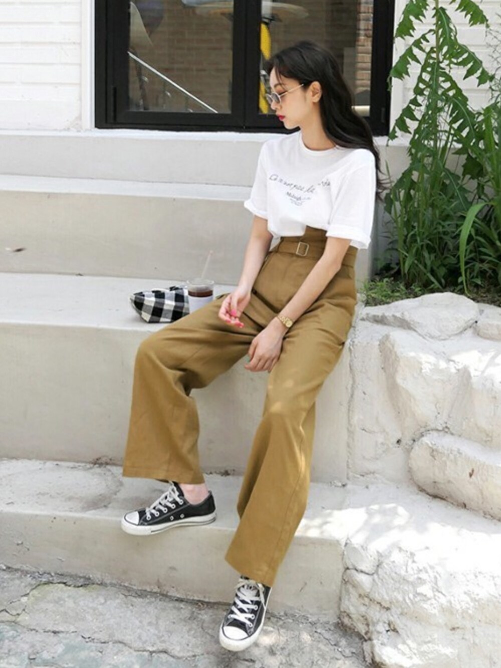 ベージュ系のその他パンツ、ホワイト系のTシャツ/カットソーを着用したレディースの夏コーディネートの1枚目の写真