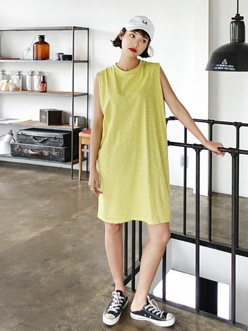 イエロー系のワンピース、その他のTシャツ/カットソーを着用したレディースの夏コーディネートの1枚目の写真