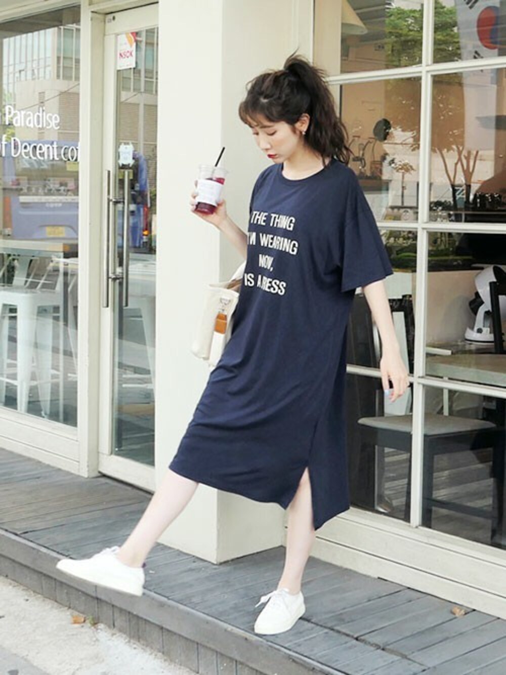 ブラック系のワンピース、その他のTシャツ/カットソーを着用したレディースの夏コーディネートの1枚目の写真