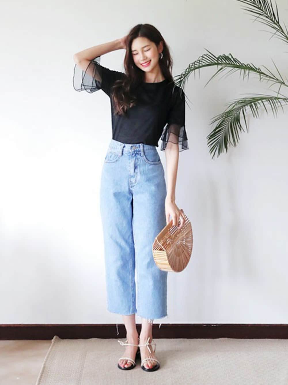 ブラック系のTシャツ/カットソーを着用したレディースの夏コーディネートの1枚目の写真