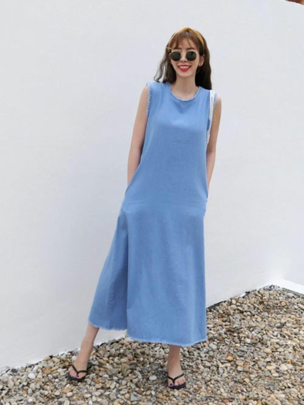 ブルー系のワンピース、その他のTシャツ/カットソーを着用したレディースの夏コーディネートの1枚目の写真