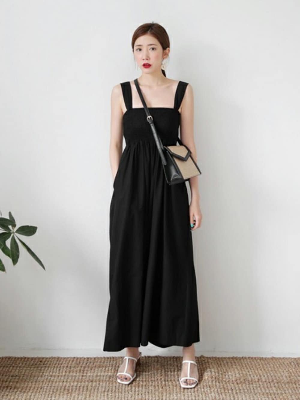 「ブラック、オールインワン、dholic、ワイドパンツ、サンダル、ミニバッグ、夏コーデ、coordinate」｜「DHOLICのシャーリングワイドオールインワン（つなぎ/オールインワン、ブラック系）」を使った、ディーホリックさん（レディース・165cm）の夏コーディネートの1枚目の写真