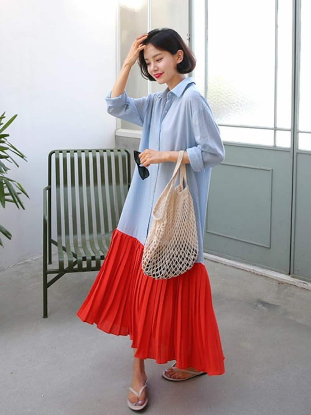 ブルー系のワンピース、ホワイト系のその他を着用したレディースの夏コーディネートの1枚目の写真