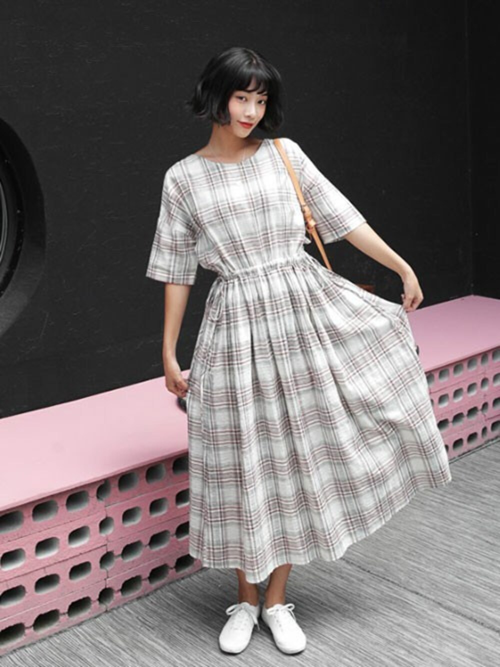 「チェック、ワンピース、ナチュラル、dholic、大人カジュアル、プチプラ、チェックワンピース、プチプラコーデ、ディーホリック、オトナカジュアル」｜「DHOLICのサイドストリングチェックワンピース（ワンピース、ブラウン系）」を使った、ディーホリックさん（レディース・165cm）の夏コーディネートの1枚目の写真